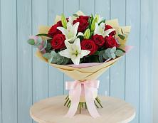 Букет цветов из:  Лилии и Розы в Ленинск-Кузнецком