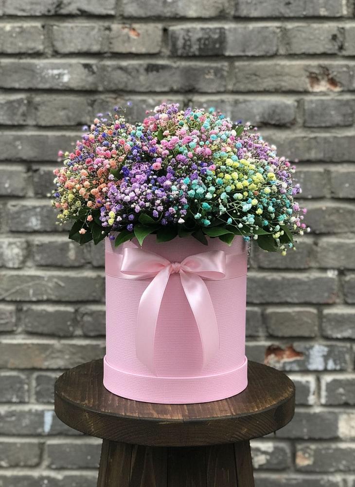 Цветочная композиция из Гипсофила и Розы в шляпной коробке в Ленинск-Кузнецком