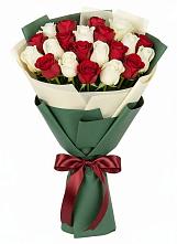 Букет Микс из красных и белых роз в Ленинск-Кузнецком