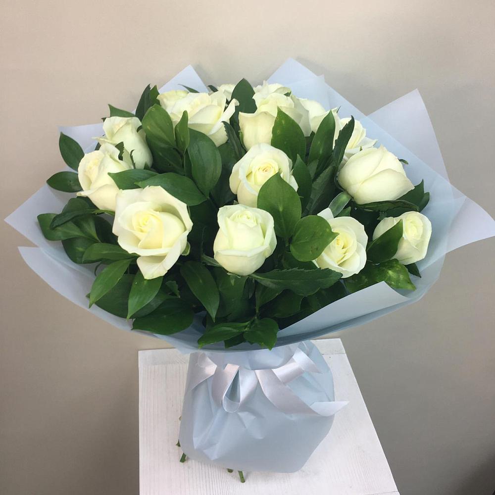 Букет 15 Белых роз Проуд в Ленинск-Кузнецком