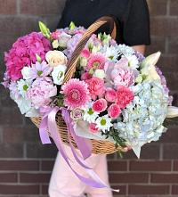 Композиция солнечный день в Ленинск-Кузнецком Цветочная композиция из Розы, Хризантемы, Пионы и Лизиантусы в корзине в Ленинск-Кузнецком