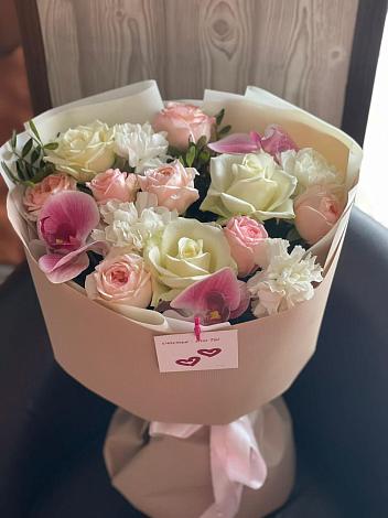 Букет цветов из: Орхидеи, Розы и Гвоздики в Ленинск-Кузнецком