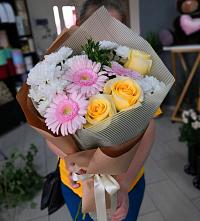 Букет цветов из:  Герберы, Розы и Хризантемы в Ленинск-Кузнецком