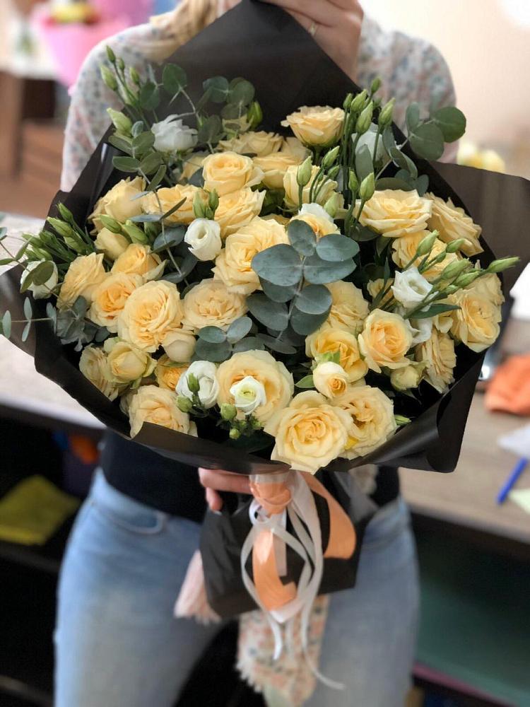 Букет цветов из: Розы и Лизиантусы в Ленинск-Кузнецком