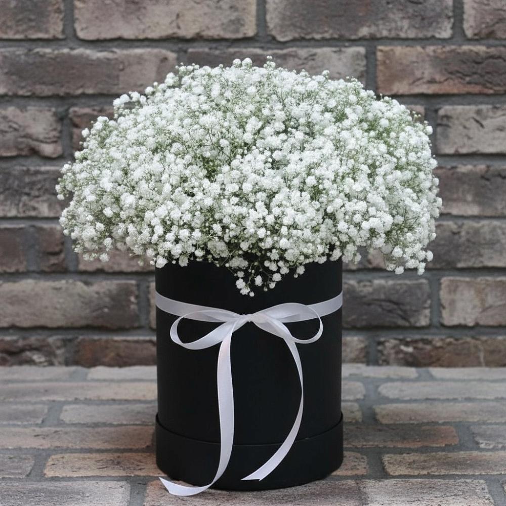 Цветочная композиция из Гипсофила в шляпной коробке в Ленинск-Кузнецком