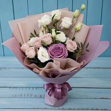 Букет цветов из:  Розы и Лизиантусы в Ленинск-Кузнецком