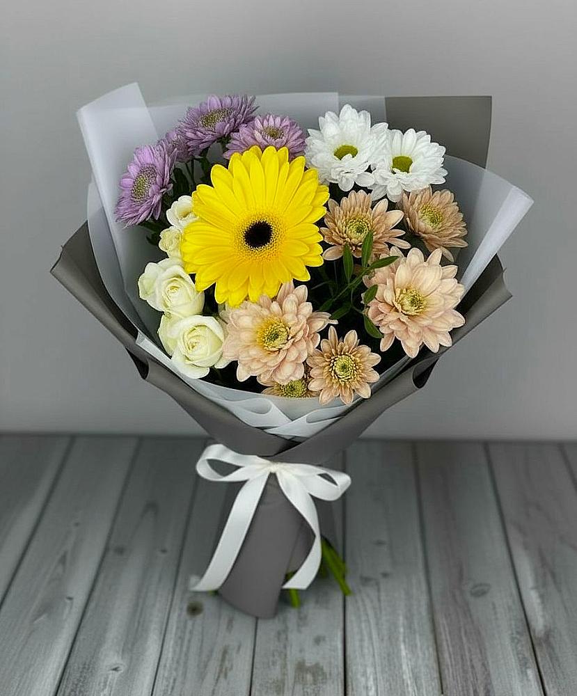 Букет цветов из: Розы, Герберы и Хризантемы в Ленинск-Кузнецком
