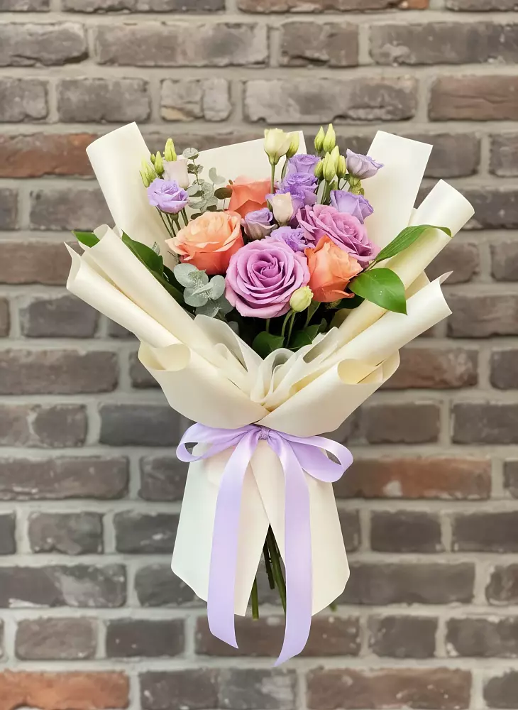 Букет цветов из: Лизиантусы и Розы в Ленинск-Кузнецком