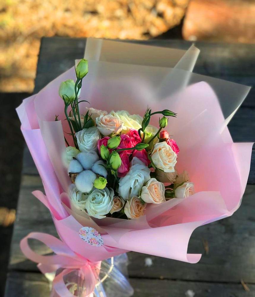 Букет цветов из: Розы и Лизиантусы в Ленинск-Кузнецком