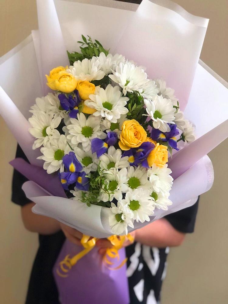 Букет цветов из: Ирисы, Хризантемы и Розы в Ленинск-Кузнецком