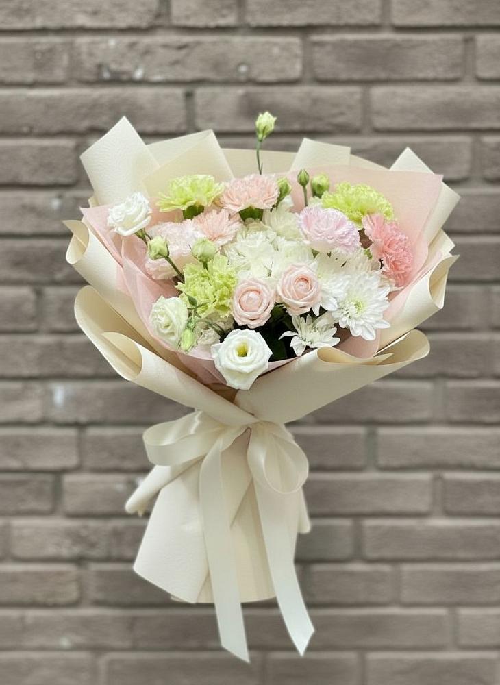 Букет цветов из: Гвоздики, Розы, Лизиантусы и Хризантемы в Ленинск-Кузнецком