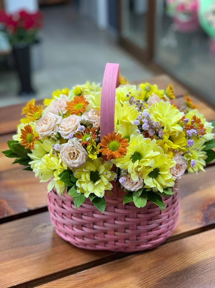 Цветочная композиция из Хризантемы и Розы в корзине в Ленинск-Кузнецком