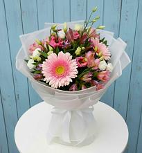 Букет цветов из:  Герберы, Альстромерии и Лизиантусы в Ленинск-Кузнецком