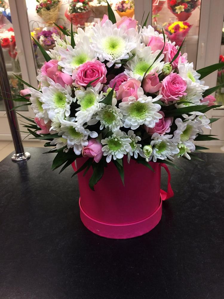 Цветочная композиция из Розы и Хризантемы в шляпной коробке в Ленинск-Кузнецком