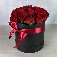 Цветочная композиция из Розы в шляпной коробке в Ленинск-Кузнецком