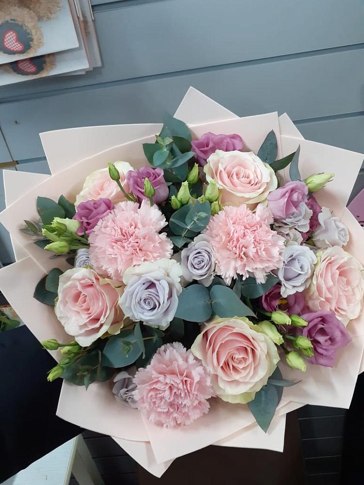 Букет цветов из: Розы, Гвоздики и Лизиантусы в Ленинск-Кузнецком