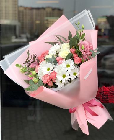 Букет цветов из: Розы, Лизиантусы и Хризантемы в Ленинск-Кузнецком