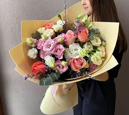 Букет цветов из: Розы, Лизиантусы и Гвоздики в Ленинск-Кузнецком
