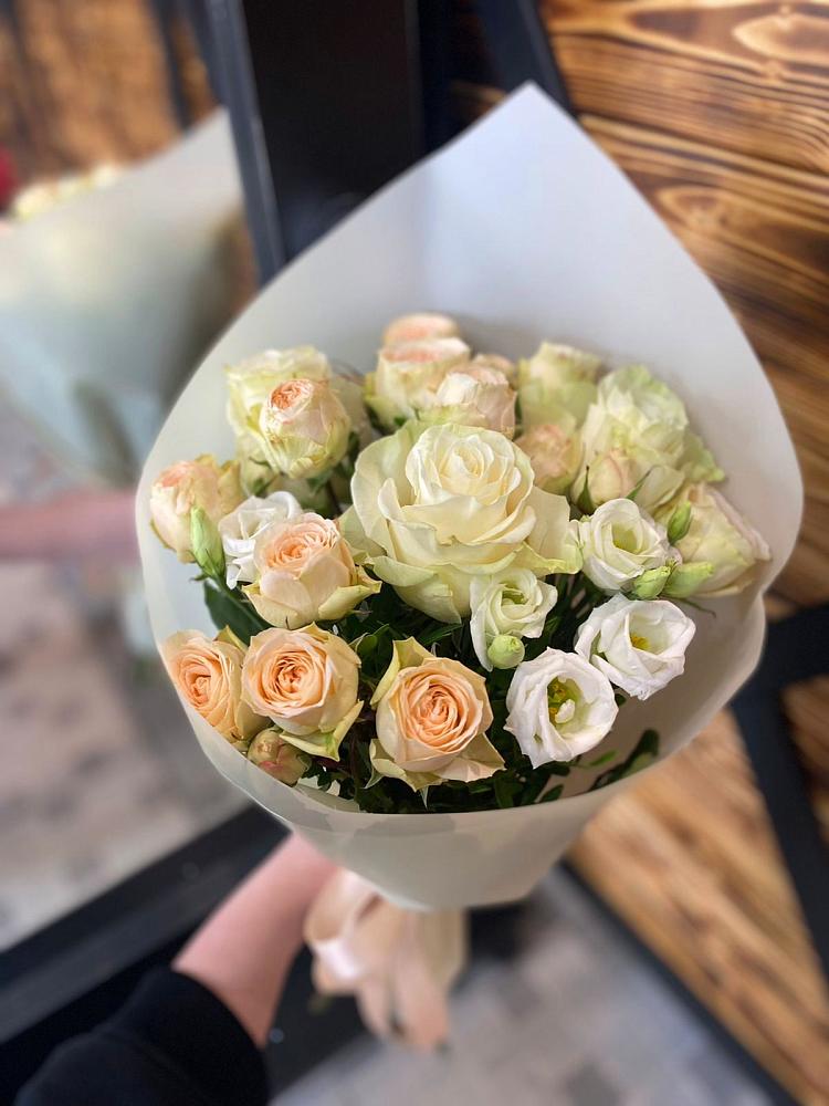 Букет цветов из: Розы и Лизиантусы в Ленинск-Кузнецком