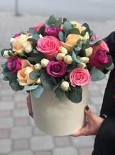 Цветочная композиция из Розы в шляпной коробке в Ленинск-Кузнецком