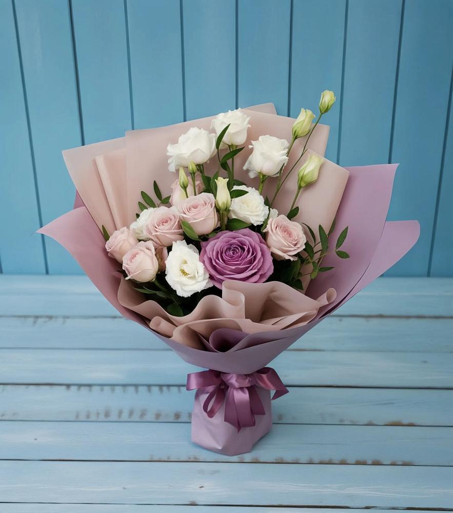 Букет цветов из: Розы и Лизиантусы в Ленинск-Кузнецком