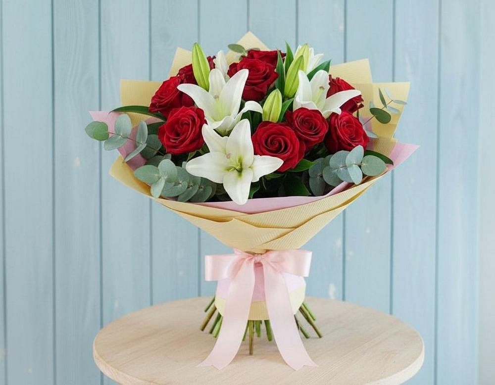 Букет цветов из: Лилии и Розы в Ленинск-Кузнецком